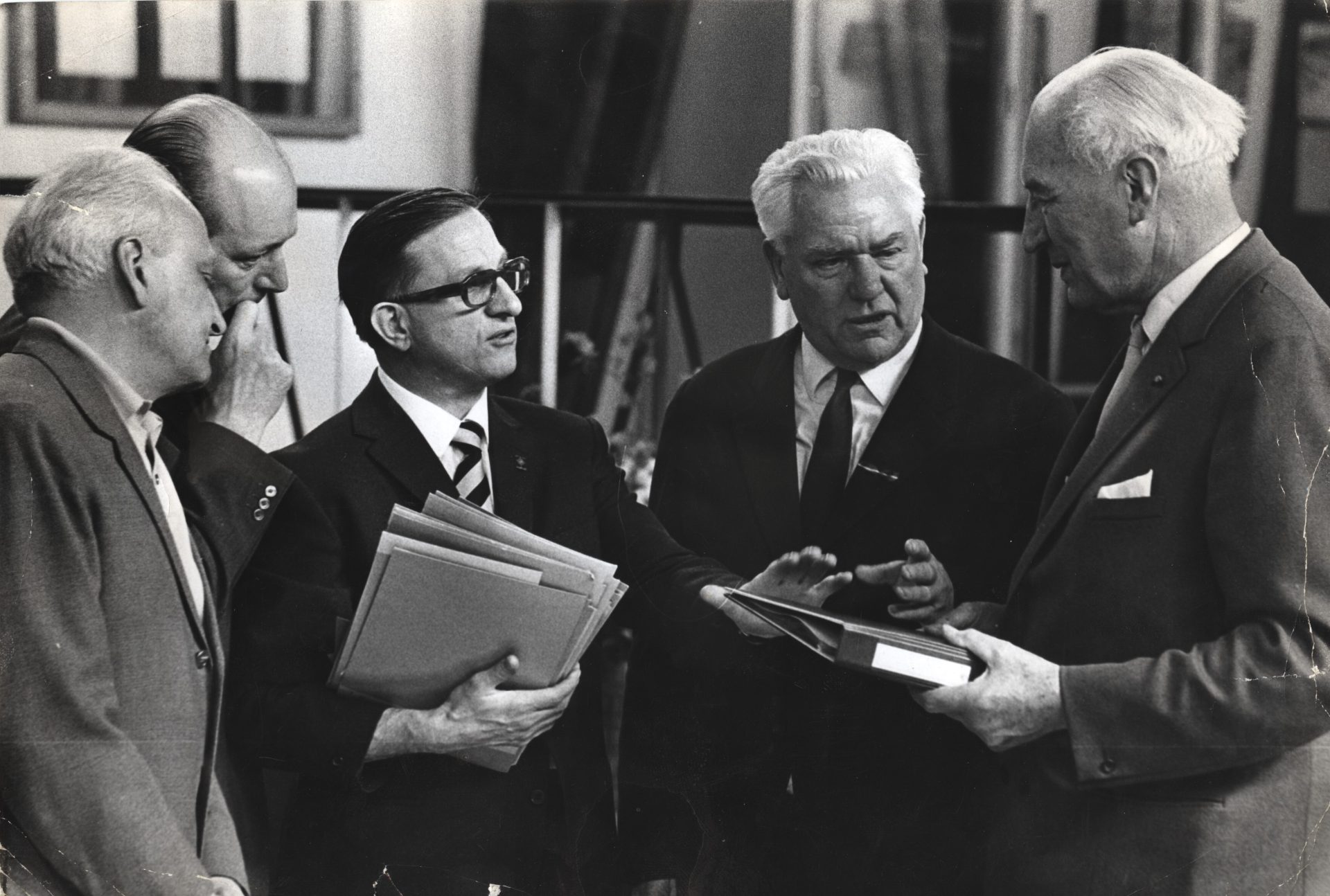 F20090502103 -
'Dokument-gave fra DKP til Frihedsmuseet. Danmarks Kommunistiske Parti overrakte stikker-protokoller fra besættelsestiden'