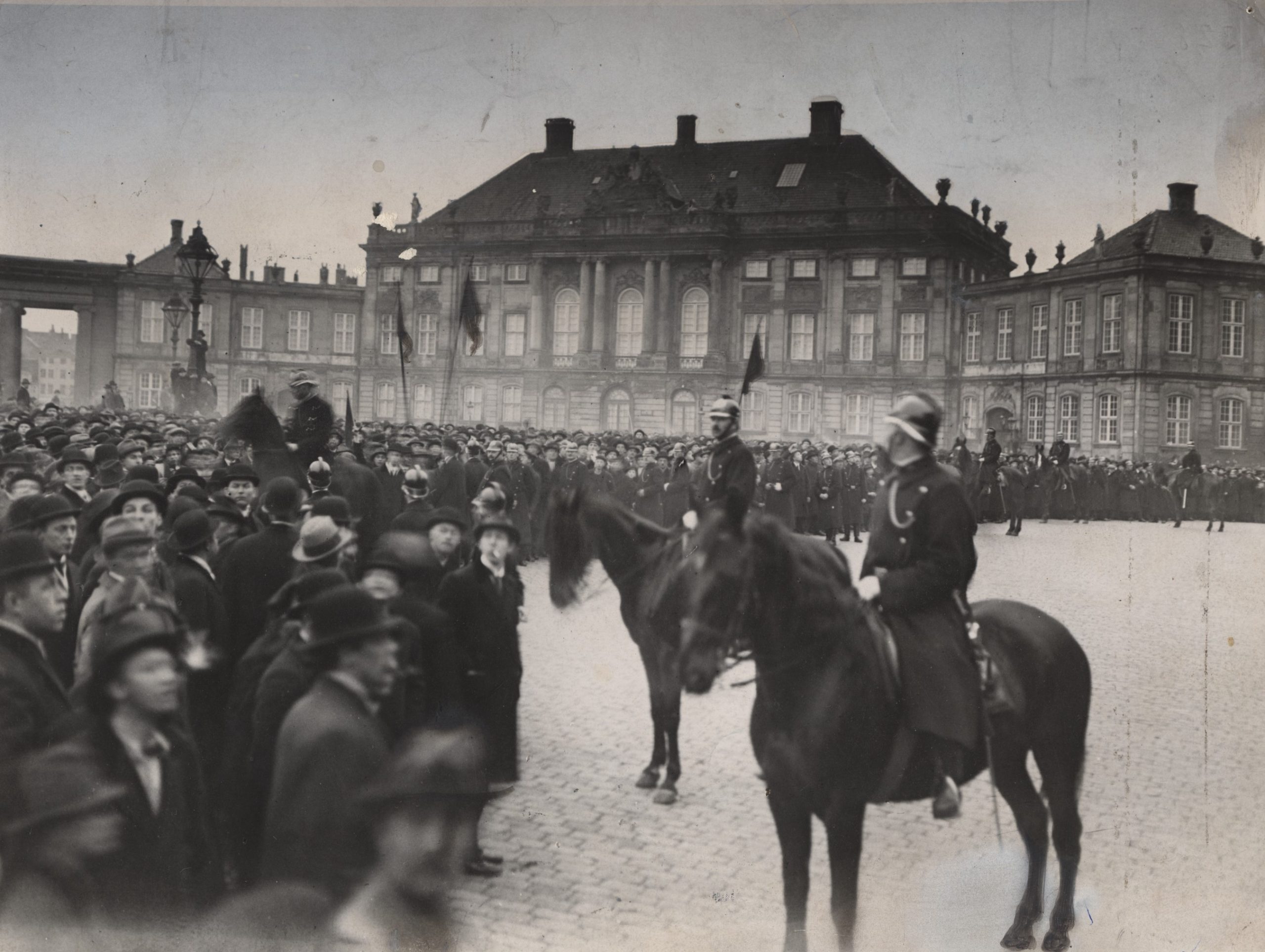 F20091111007 - Politi til hest holder folkemængden tilbage på Amalienborg Slotsplads