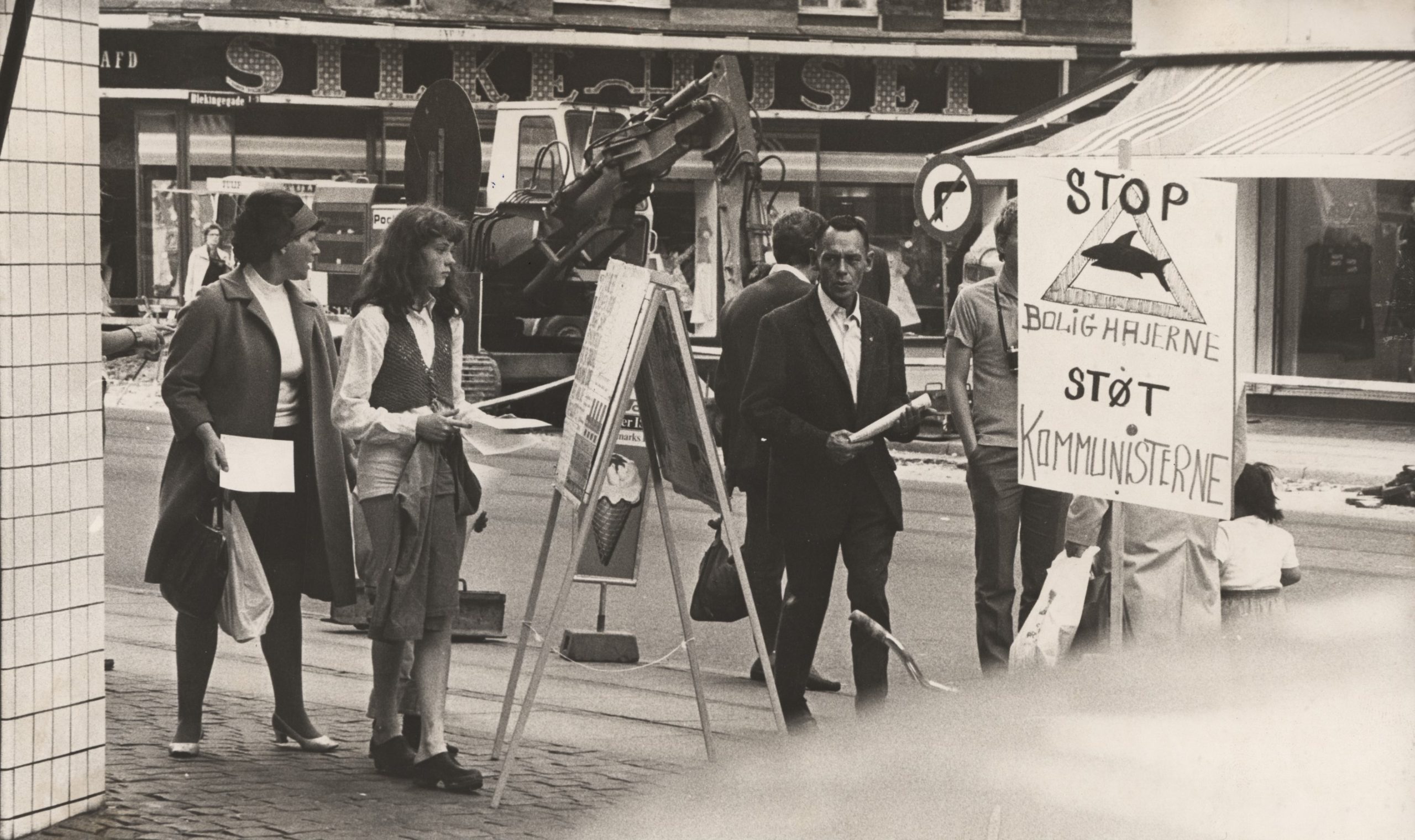 F20100625018 - Boligaktivister fra DKP demonstrerer med plancher på Amagerbrogade over for Blekingegade