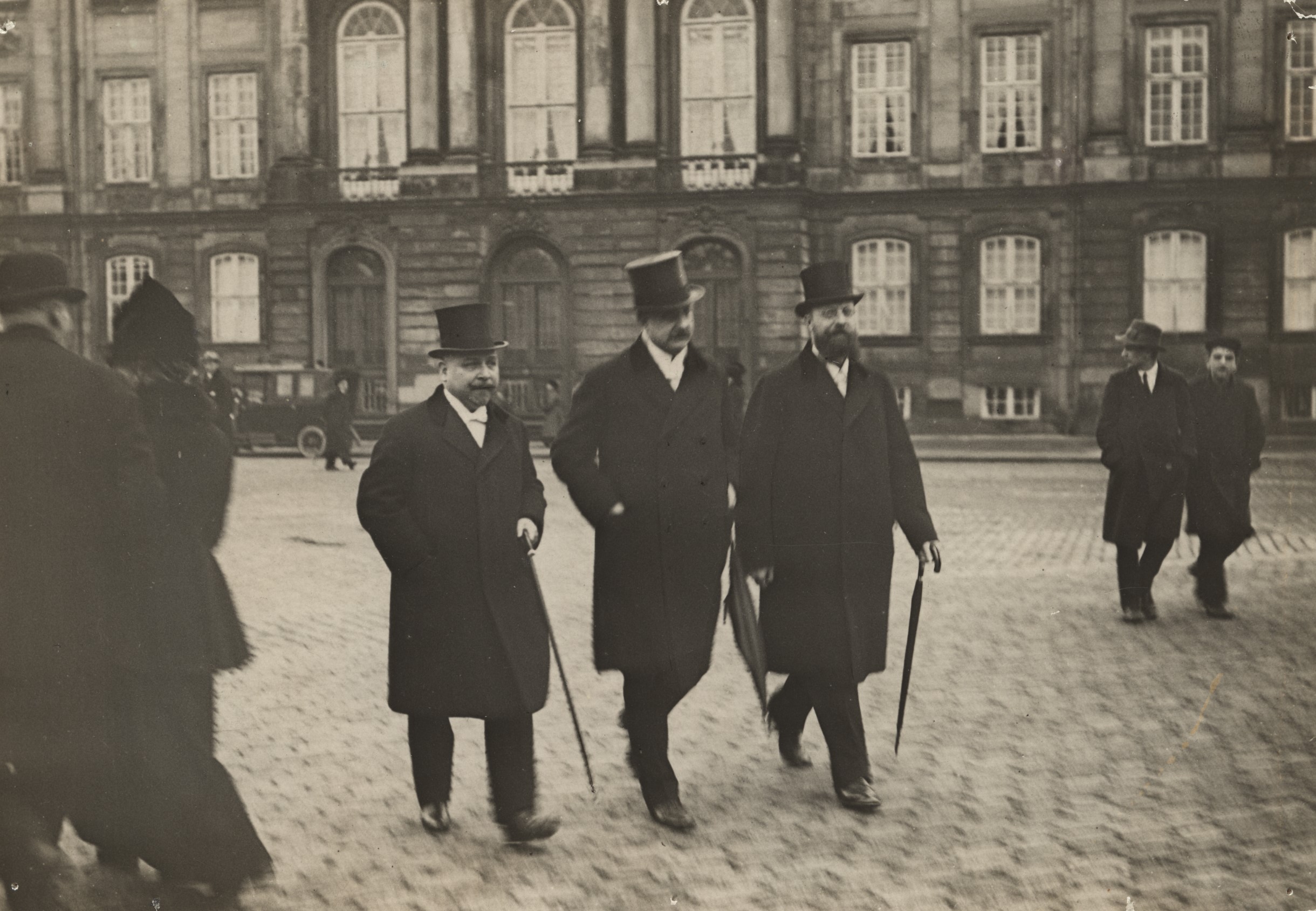 F20110320010 -Zahle, Rode og Stauning på vej over slotspladsen