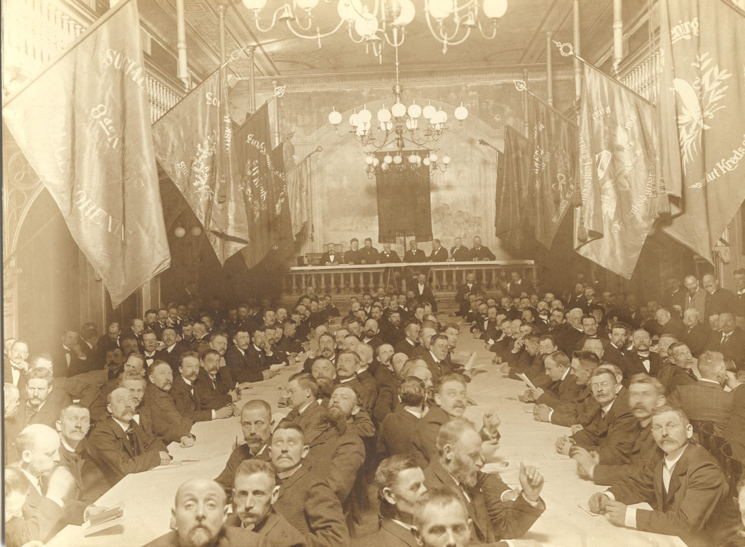 F20120706008 - Forhandlingerne er i gang under Socialdemokratiets 11. kongres, der fandt sted 12.-14. april 1906 i Rømersgade