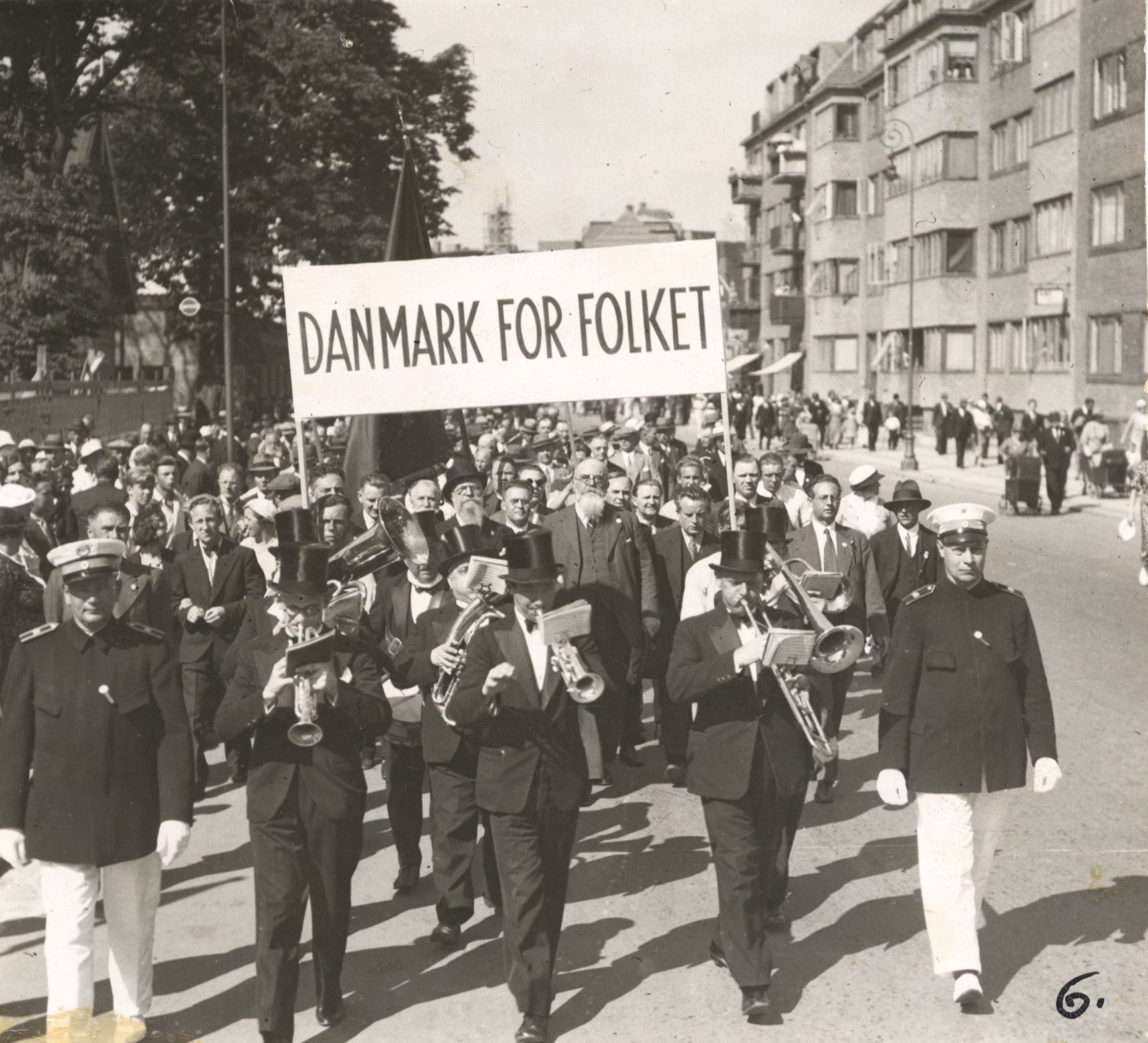 F20120706035 - "Danmark for folket". Optog gennem Aalborg, socialdemokraterne på vej til den 22. partikongres 