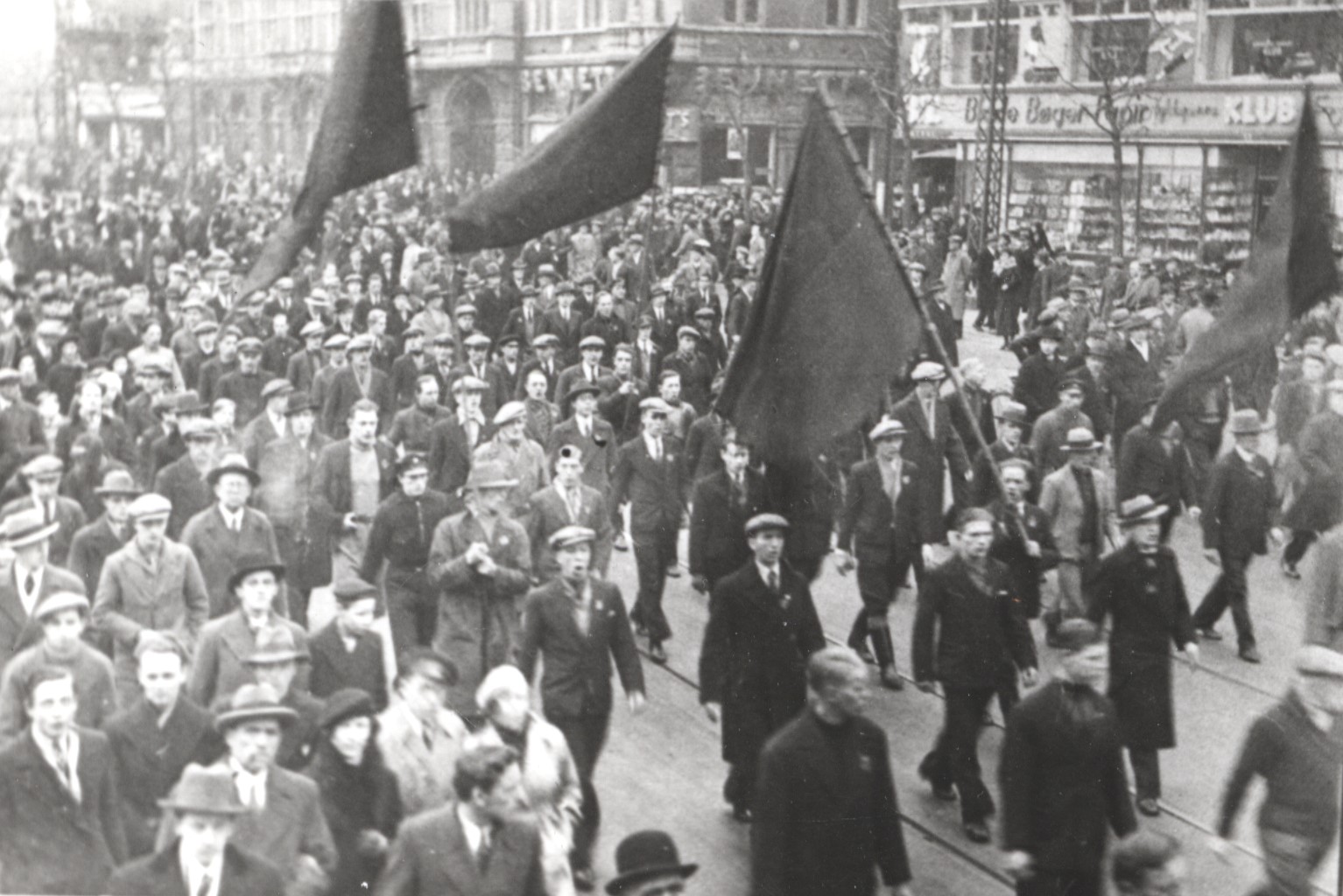 F20141121010 - Demonstration med (røde) faner passerer Rådhuspladsen i Vester Voldgade