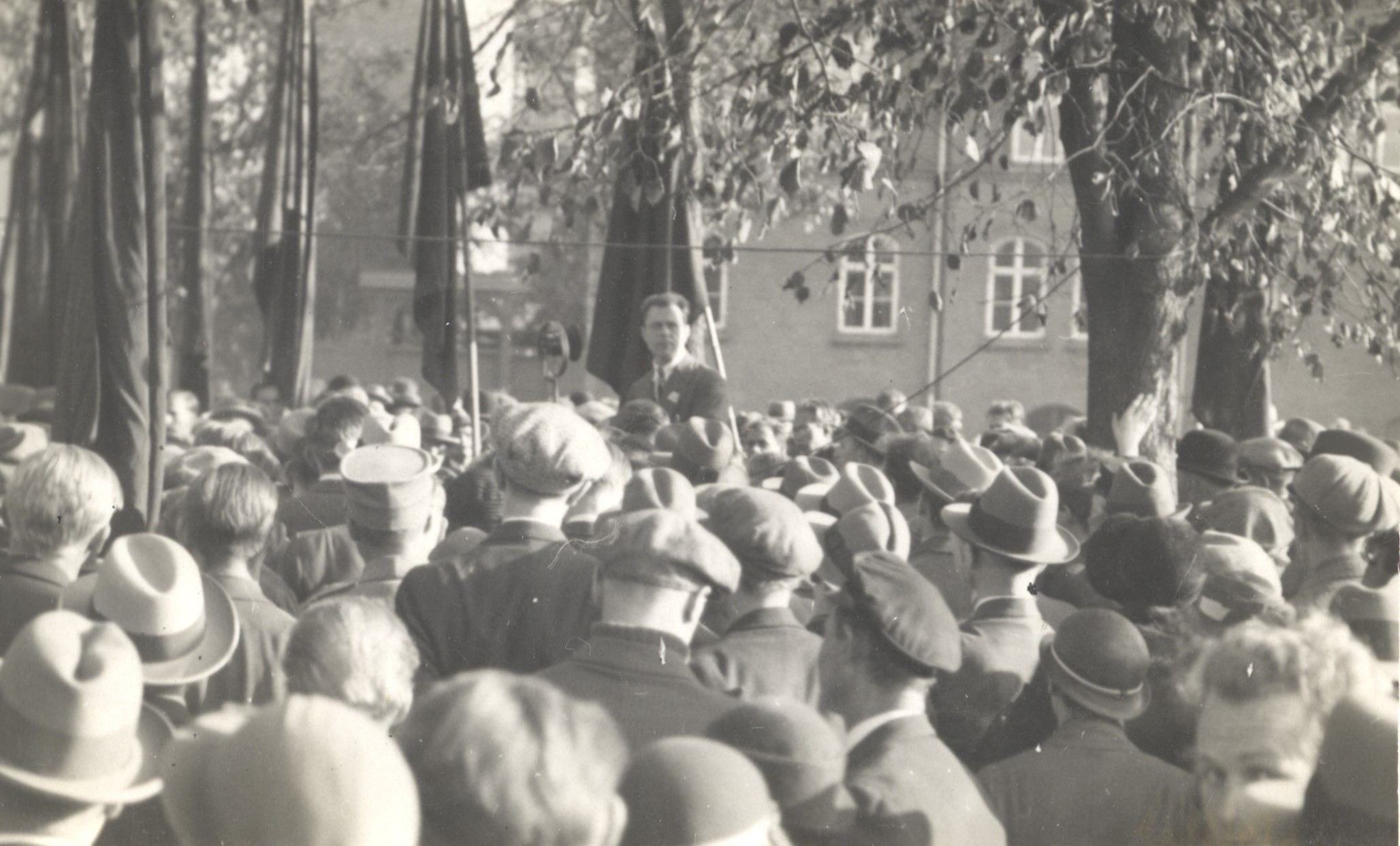 F20141121030 - Aksel Larsen taler til hatteklædt forsamling