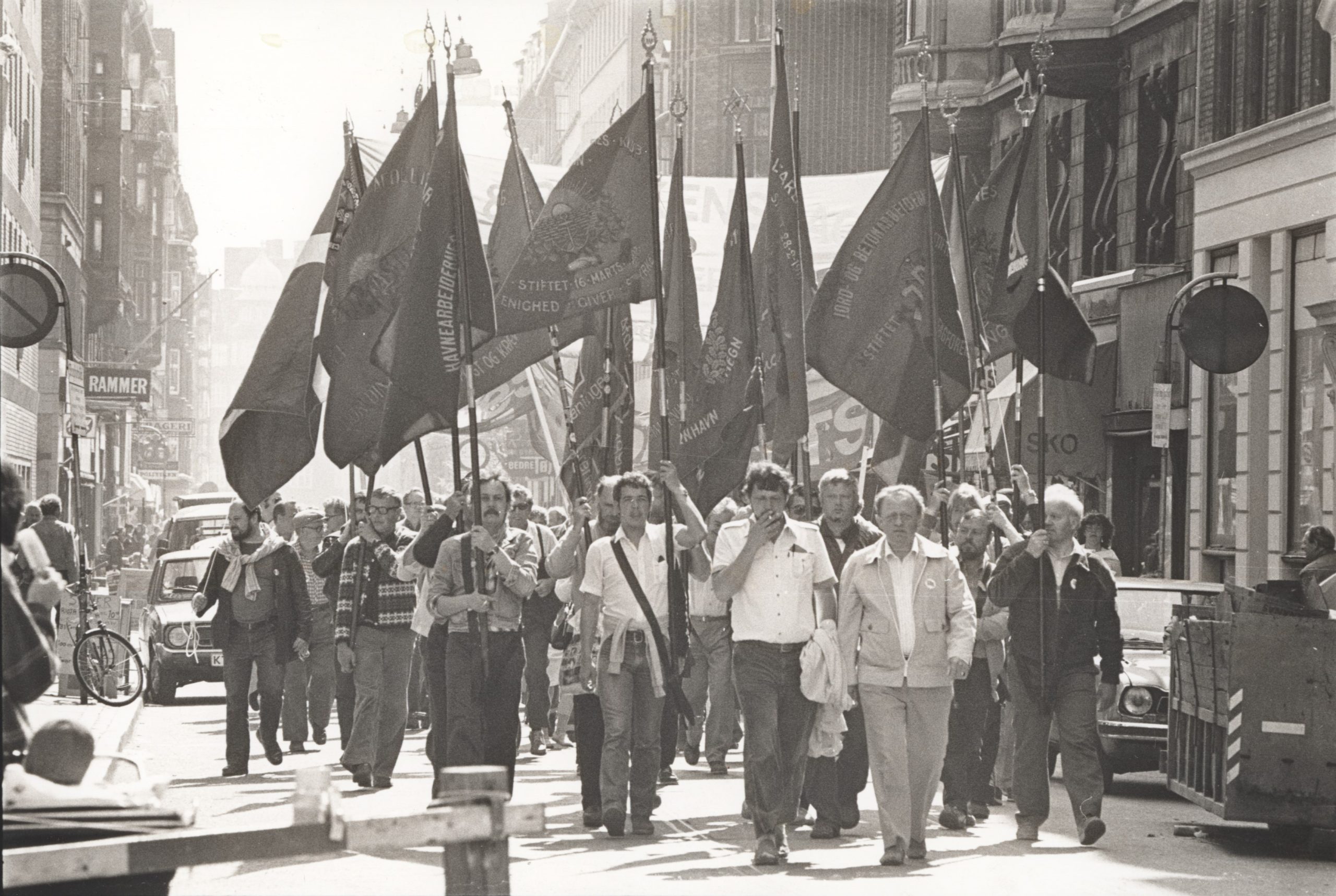 F20180619027_01 - 
Arbejderdemonstration med fagforeningsfaner i front på vej ad Nørrebrogade mod centrum