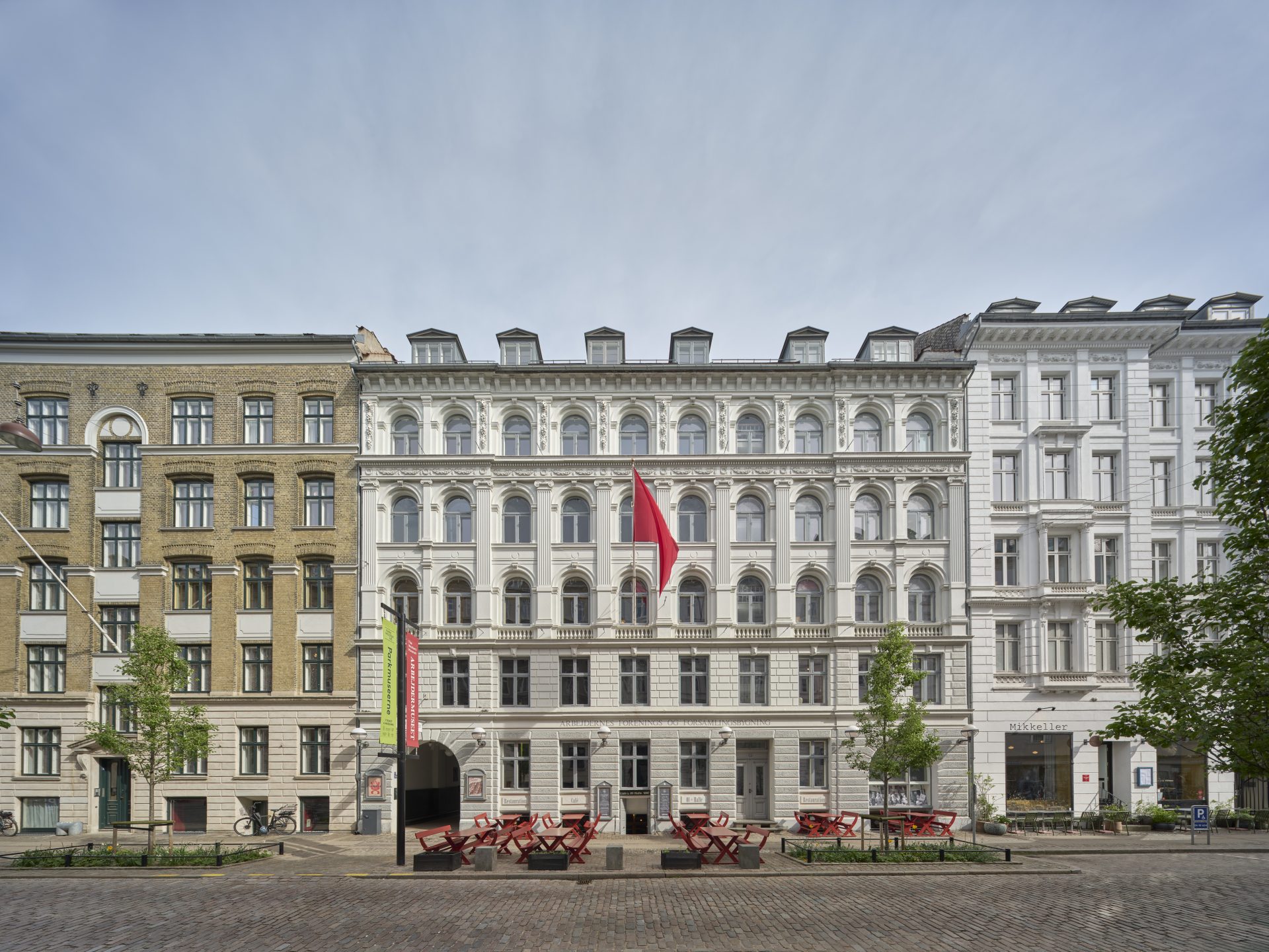 Arbejdernes Forenings- og Forsamlingsbygnings facade set fra Rømersgade.