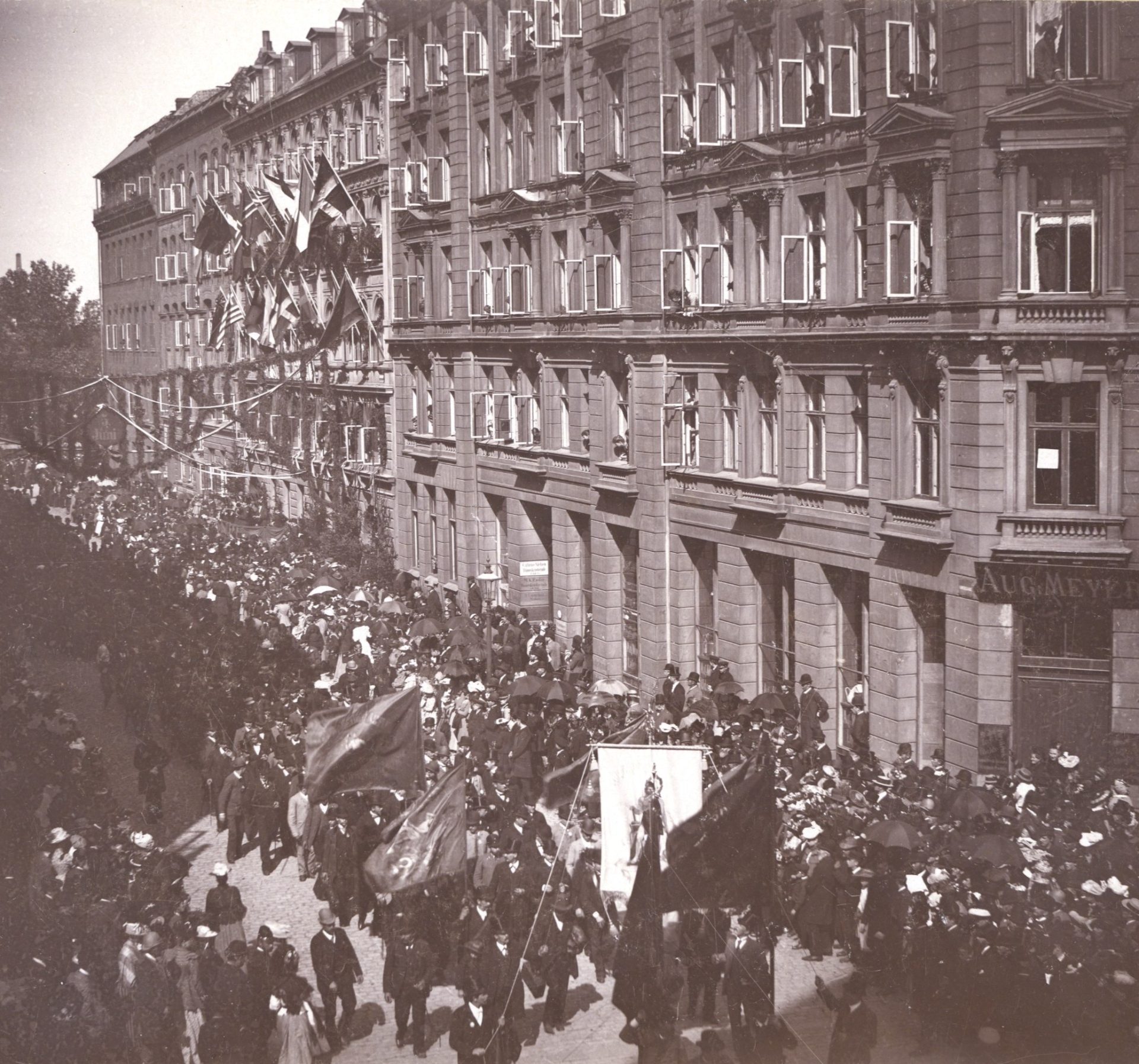 Sort/hvid billede af 1. maj optog i foran forsamlingsbygningen i 1893.