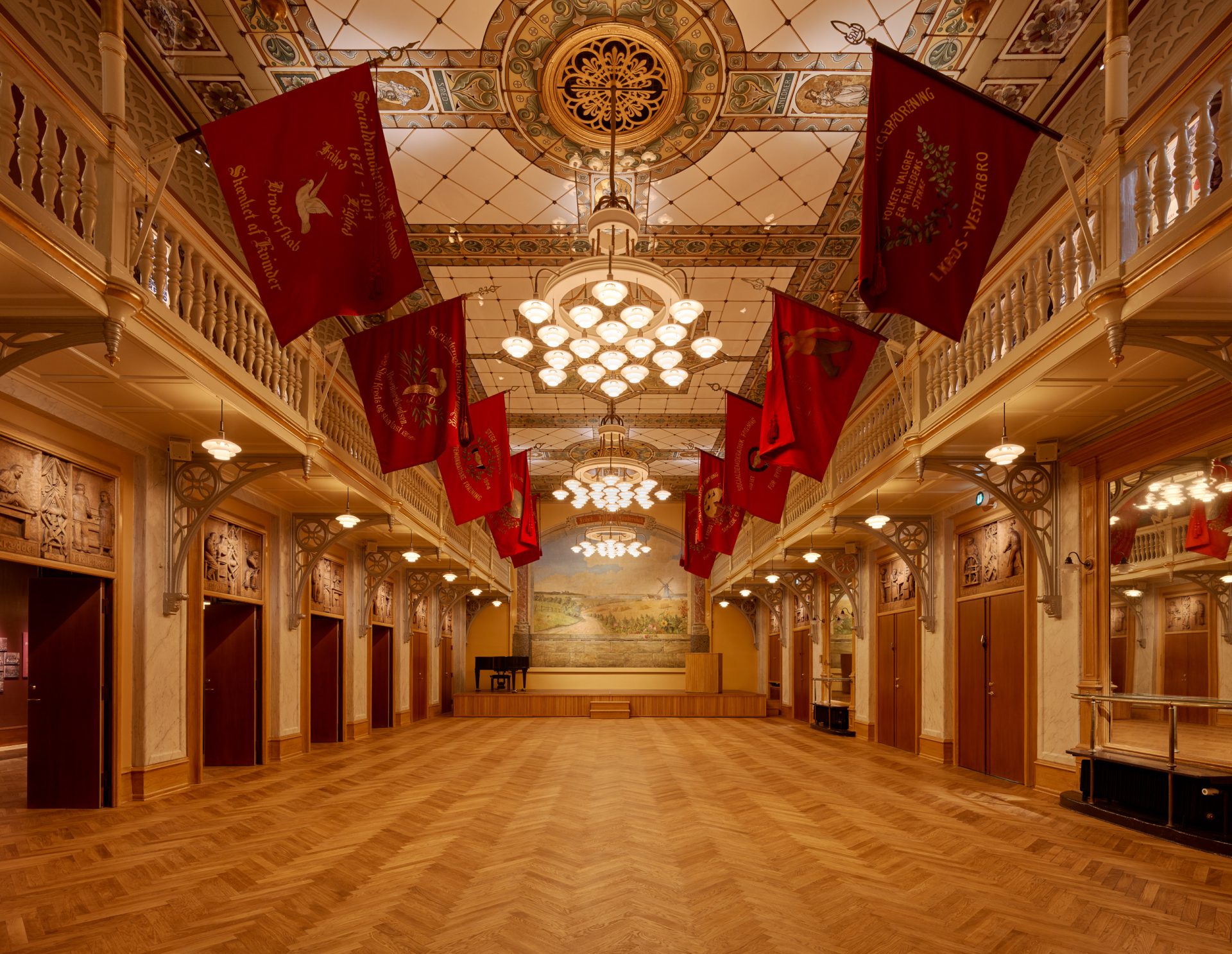 Festsalen ses fra bagerst i lokalet frem mod scenen. 