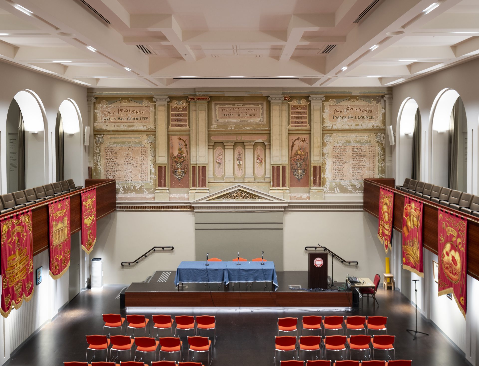 Udkig over festsalen fra balkonen. 